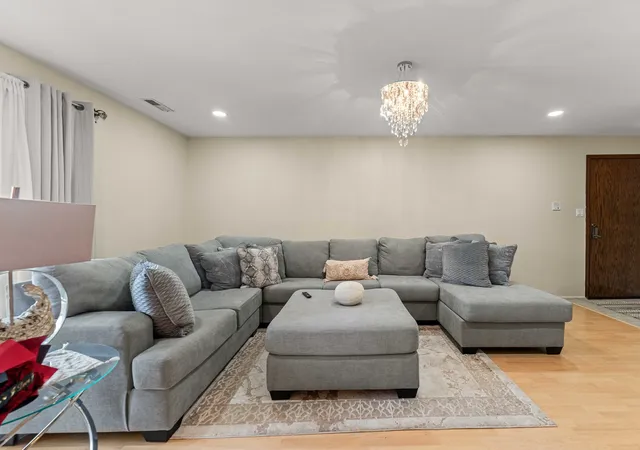 Listing Photo 5 - Condo for sale in building located at 9147 S Roberts Rd, Hickory Hills, IL 60457 - Unit #205