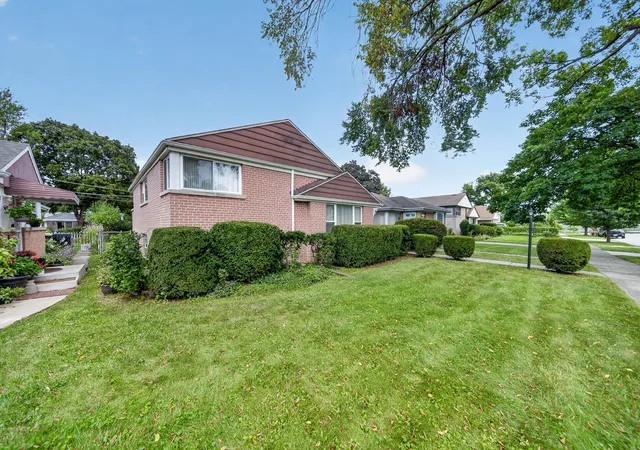 Photo 4 of Single family home for sale at 3824 W Chase Ave, Lincolnwood, IL 60712 | MLS# 12747754 | Listing updated on 2026-09-09