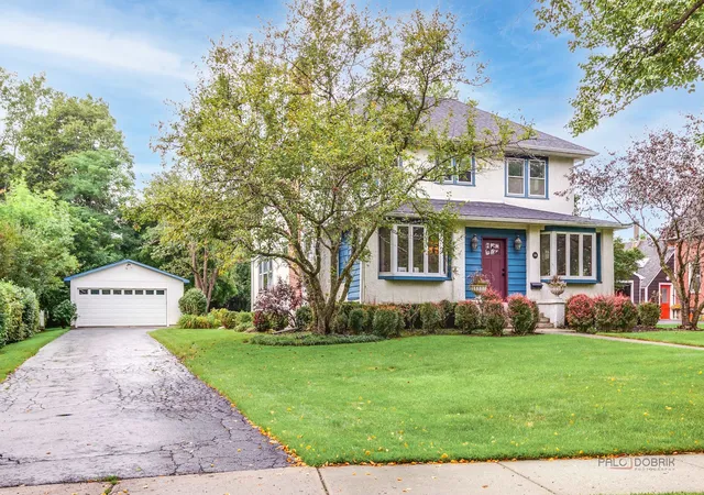 Photo 2 of Single family home for sale at 136 Washington Cir, Lake Forest, IL 60045 | MLS# 12748306 | Listing updated on 2026-09-15
