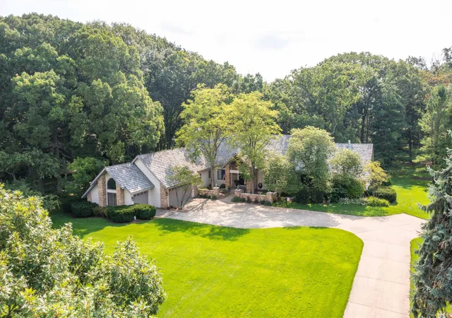 Photo 1 of Single family home for sale at 5520 Hilltop Ln, Libertyville, IL 60048 | MLS# 12750383 | Listing updated on 2026-09-28