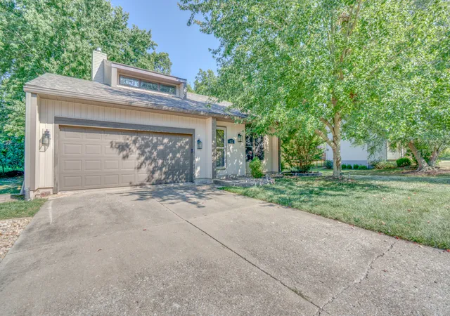 Photo 1 of Single family home for sale at 412 Jay Dr, Mt Vernon, IL 62864 | MLS# 12750946 | Listing updated on 2026-09-08