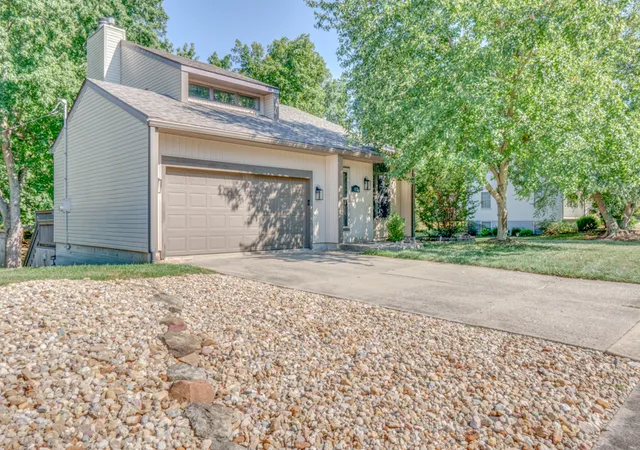 Photo 3 of Single family home for sale at 412 Jay Dr, Mt Vernon, IL 62864 | MLS# 12750946 | Listing updated on 2026-09-08