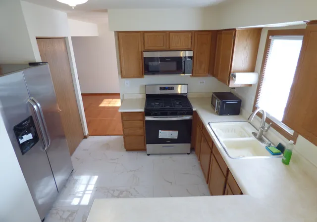 Photo 3 of Single family home for sale at 214 Magnolia Dr, North Aurora, IL 60542 | MLS# 12752096 | Listing updated on 2026-09-23