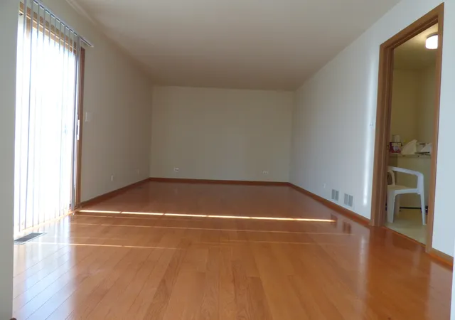Photo 4 of Single family home for sale at 214 Magnolia Dr, North Aurora, IL 60542 | MLS# 12752096 | Listing updated on 2026-09-23