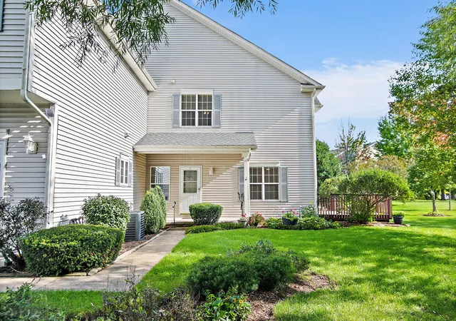 Listing Photo 3 - Condo for sale in building located at 1075 Castleshire Dr, Woodstock, IL 60098 - Unit #1075