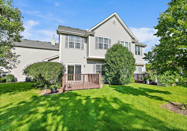 Listing Photo 4 - Condo for sale in building located at 1075 Castleshire Dr, Woodstock, IL 60098 - Unit #1075