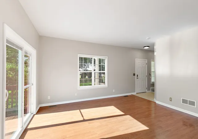 Listing Photo 5 - Condo for sale in building located at 1075 Castleshire Dr, Woodstock, IL 60098 - Unit #1075