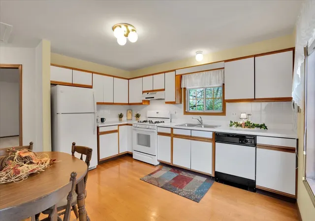 Listing Photo 5 - Condo for sale in building located at 2434 Charleston Dr, Schaumburg, IL 60193 - Unit #2