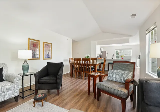 Listing Photo 4 - Condo for sale in building located at 2191 Vanderbilt Dr, Geneva, IL 60134 - Unit #2191