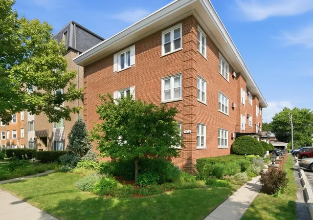 Photo 3 of Condo for sale at 7318 Lake St #4, River Forest, IL 60305 | MLS# 12753640 | Listing updated on 2026-09-14