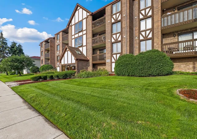 Photo 2 of Condo for sale at 10320 Central Ave #207, Oak Lawn, IL 60453 | MLS# 12755069 | Listing updated on 2026-09-15