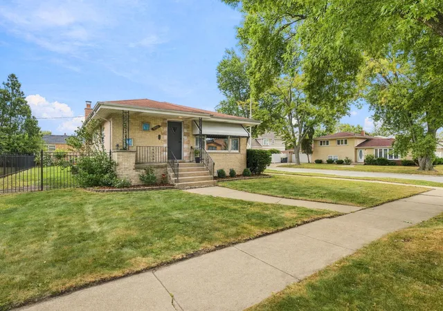 Photo 2 of Single family home for sale at 10521 Lavergne Ave, Oak Lawn, IL 60453 | MLS# 12756515 | Listing updated on 2026-10-06