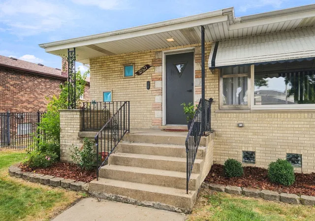 Photo 3 of Single family home for sale at 10521 Lavergne Ave, Oak Lawn, IL 60453 | MLS# 12756515 | Listing updated on 2026-10-06