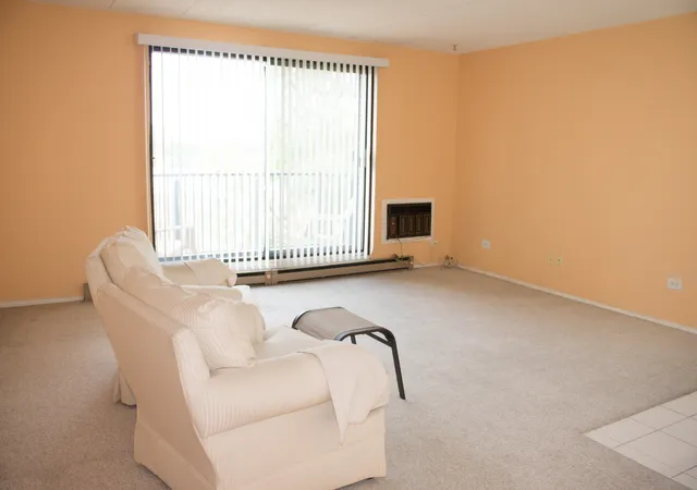 Listing Photo 4 - Condo for sale in building located at 9701 N Dee Rd, Niles, IL 60714 - Unit #6M