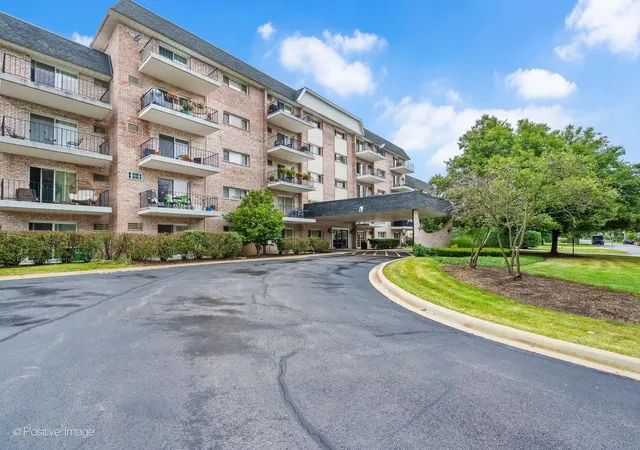 Photo 2 of Townhouse for sale at 1000 S Lorraine Rd #104, Wheaton, IL 60189 | MLS# 12759111 | Listing updated on 2026-09-23