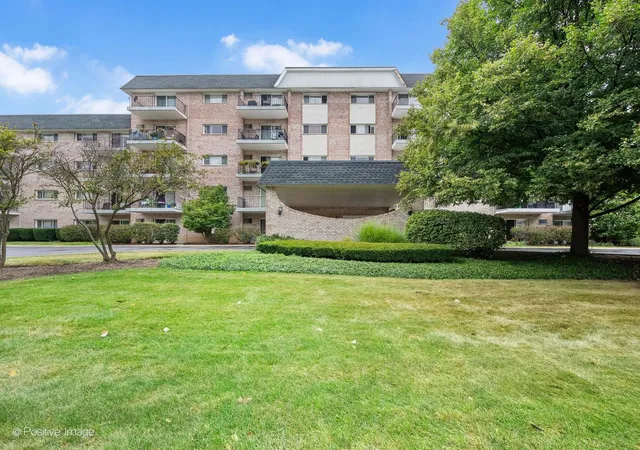 Photo 3 of Townhouse for sale at 1000 S Lorraine Rd #104, Wheaton, IL 60189 | MLS# 12759111 | Listing updated on 2026-09-23