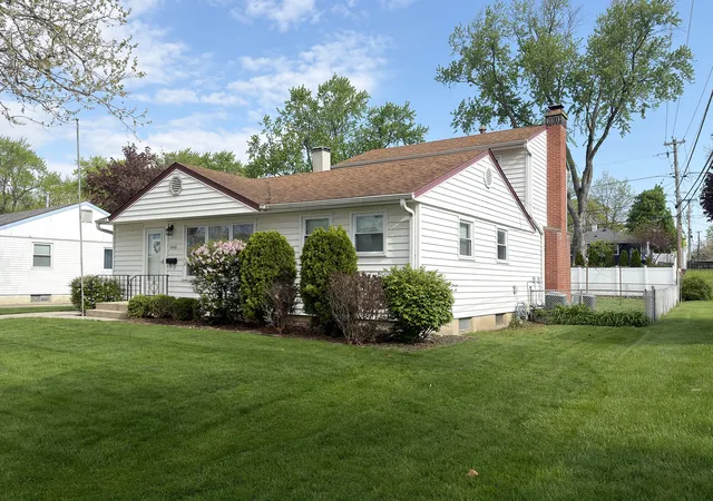 Photo 2 of Single family home for sale at 3000 Starling Ln, Rolling Meadows, IL 60008 | MLS# 12759443 | Listing updated on 2026-09-17