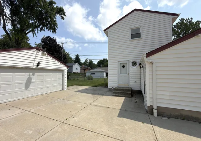 Photo 3 of Single family home for sale at 3000 Starling Ln, Rolling Meadows, IL 60008 | MLS# 12759443 | Listing updated on 2026-09-17
