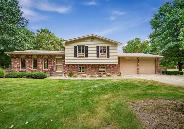 Photo 1 of Single family home for sale at 8 Hawthorne Dr, Oswego, IL 60543 | MLS# 12759542 | Listing updated on 2026-09-21