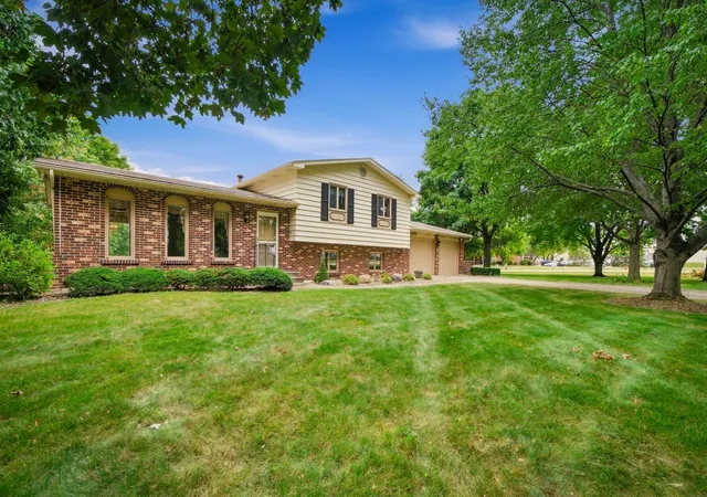 Photo 2 of Single family home for sale at 8 Hawthorne Dr, Oswego, IL 60543 | MLS# 12759542 | Listing updated on 2026-09-21