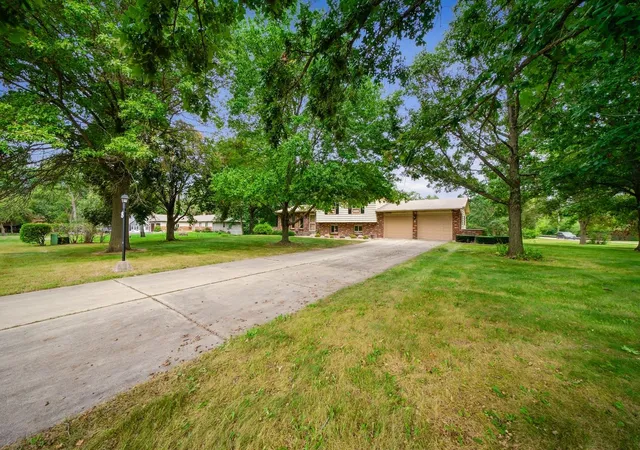 Photo 3 of Single family home for sale at 8 Hawthorne Dr, Oswego, IL 60543 | MLS# 12759542 | Listing updated on 2026-09-21