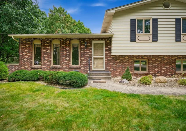 Photo 3 of Single family home for sale at 8 Hawthorne Dr, Oswego, IL 60543 | MLS# 12759542 | Listing updated on 2026-09-21