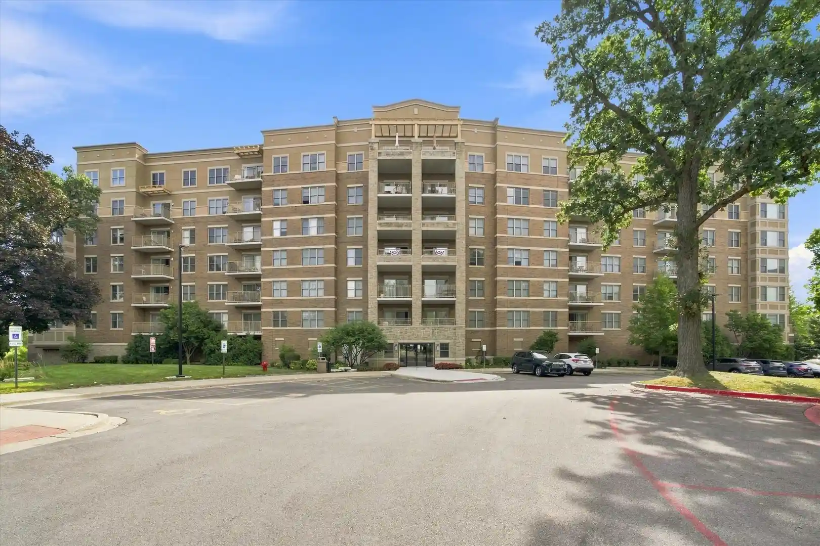 Listing Photo 1 - Condo for sale in 125 Lakeview Dr located at 125 Lakeview Dr, Bloomingdale, IL 60108 - Unit #604