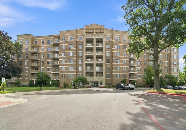 Photo 1 of Condo for sale at 125 Lakeview Dr #604, Bloomingdale, IL 60108 | MLS# 12759844 | Listing updated on 2026-09-22