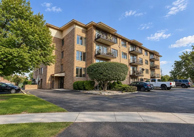 Photo 1 of Condo for sale at 4009 W 93rd Place #4E, Oak Lawn, IL 60453 | MLS# 12760764 | Listing updated on 2026-09-22