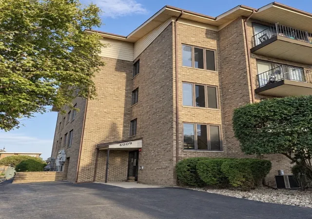 Photo 2 of Condo for sale at 4009 W 93rd Place #4E, Oak Lawn, IL 60453 | MLS# 12760764 | Listing updated on 2026-09-22