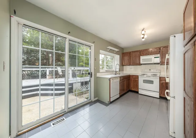 Photo 4 of Single family home for sale at 3242 Gresham Ln E, Aurora, IL 60504 | MLS# 12760786 | Listing updated on 2026-09-23