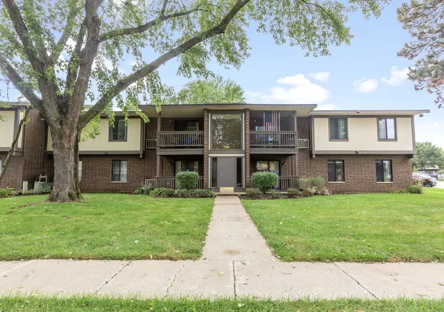 Condo for sale at 566 Somerset Ln #4, Crystal Lake, IL 60014 | MLS# 12760952