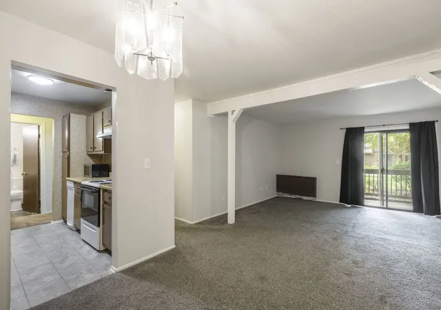 Listing Photo 4 - Condo for sale in building located at 566 Somerset Ln, Crystal Lake, IL 60014 - Unit #4