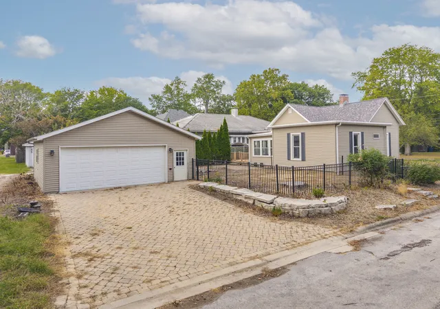 Photo 3 of Single family home for sale at 502 W Grove St, Pontiac, IL 61764 | MLS# 12761085 | Listing updated on 2026-09-29