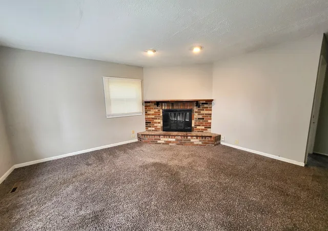 Photo 2 of Sale Pending at 25 Thrush Rd, Carpentersville, IL 60110 | MLS# 12761090 | Listing updated on 2026-09-21