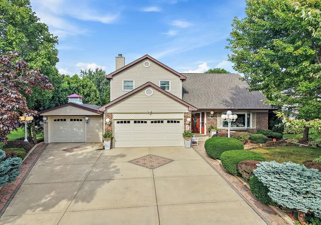 Photo 2 of Single family home for sale at 1021 Pheasant Trl, Carol Stream, IL 60188 | MLS# 12761150 | Listing updated on 2026-09-23