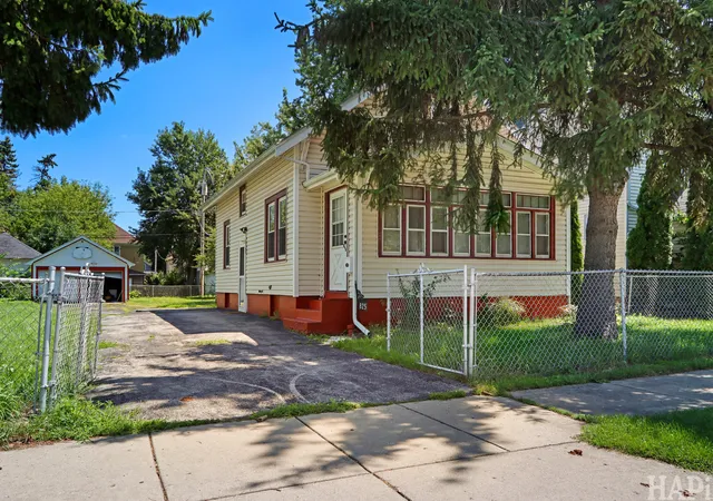 Photo 1 of Single family home for sale at 825 N Ash St, Waukegan, IL 60085 | MLS# 12761208 | Listing updated on 2026-09-28