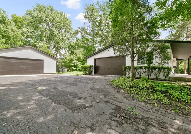 Photo 2 of Single family home for sale at 617 S Busse Rd, Mount Prospect, IL 60056 | MLS# 12761276 | Listing updated on 2026-09-22