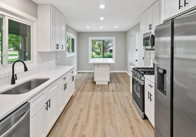 Photo 4 of Single family home for sale at 617 S Busse Rd, Mount Prospect, IL 60056 | MLS# 12761276 | Listing updated on 2026-09-22