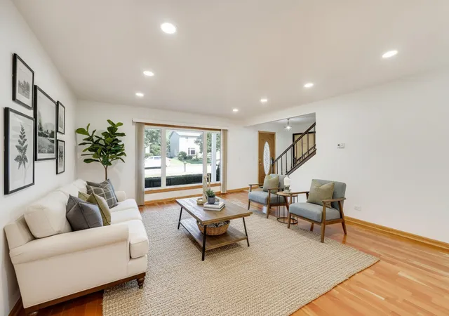 Photo 4 of Single family home for sale at 720 Dunhill Dr, Buffalo Grove, IL 60089 | MLS# 12761409 | Listing updated on 2026-09-22