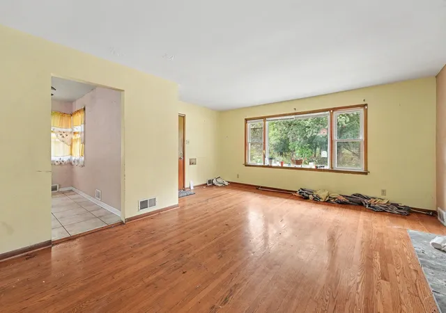 Photo 4 of Sale Pending at 1037 Wentworth Ave, Calumet City, IL 60409 | MLS# 12761481 | Listing updated on 2026-10-09