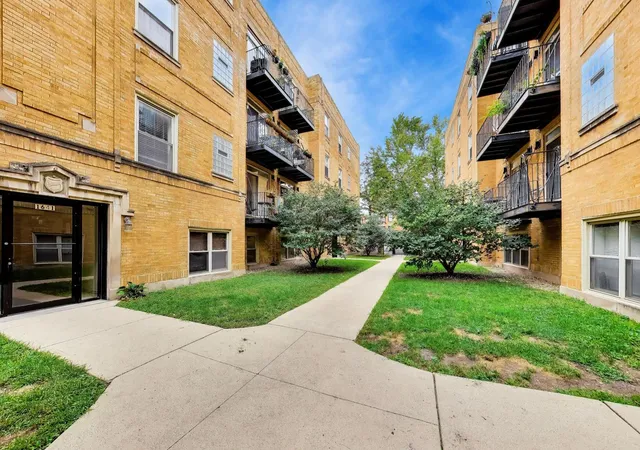Photo 3 of Condo for sale at 1639 W Farwell Ave #2, Chicago, IL 60626 | MLS# 12761858 | Listing updated on 2026-09-24