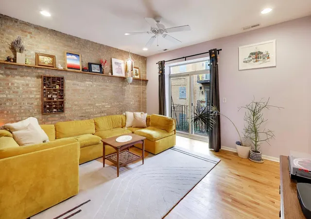 Photo 4 of Condo for sale at 1639 W Farwell Ave #2, Chicago, IL 60626 | MLS# 12761858 | Listing updated on 2026-09-24