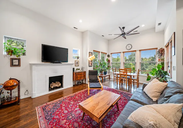 Photo 3 of Sale Pending at 6701 N Bosworth Ave #3, Chicago, IL 60626 | MLS# 12761913 | Listing updated on 2026-09-30