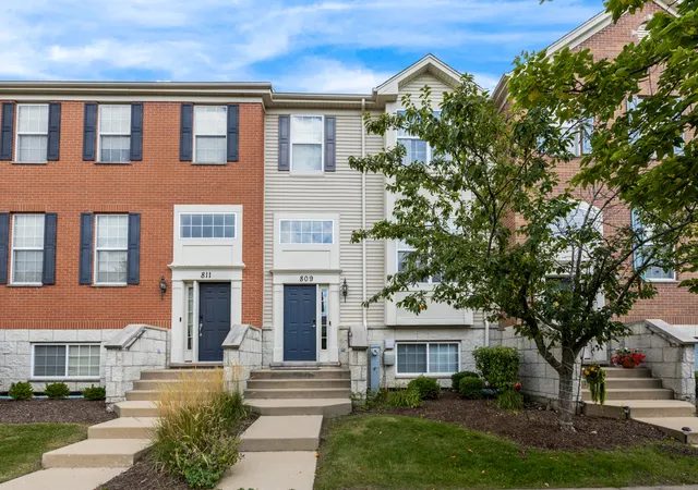 Photo 2 of Townhouse for sale at 809 Brodhead Dr, Aurora, IL 60504 | MLS# 12762095 | Listing updated on 2026-09-25
