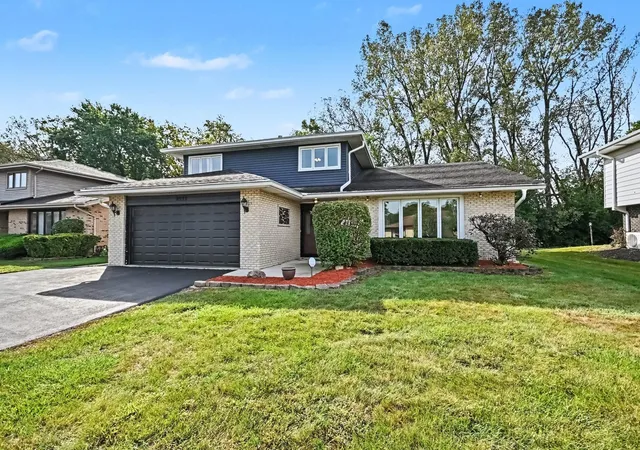 Photo 3 of Single family home for sale at 8533 W Sun Valley Dr, Palos Hills, IL 60465 | MLS# 12762160 | Listing updated on 2026-09-23