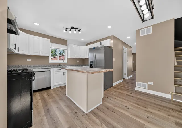 Photo 4 of Single family home for sale at 17089 Crane Ave, Hazel Crest, IL 60429 | MLS# 12762235 | Listing updated on 2026-10-05