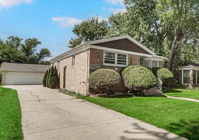 Photo 3 of Single family home for sale at 15452 Woodlawn E Ave, South Holland, IL 60473 | MLS# 12762301 | Listing updated on 2026-09-24
