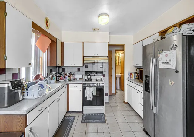 Photo 4 of Single family home for sale at 15452 Woodlawn E Ave, South Holland, IL 60473 | MLS# 12762301 | Listing updated on 2026-09-24