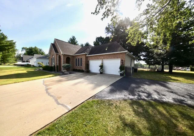 Photo 2 of Single family home for sale at 3804 Fairfield Rd, Mt Vernon, IL 62864 | MLS# 12762337 | Listing updated on 2026-09-23